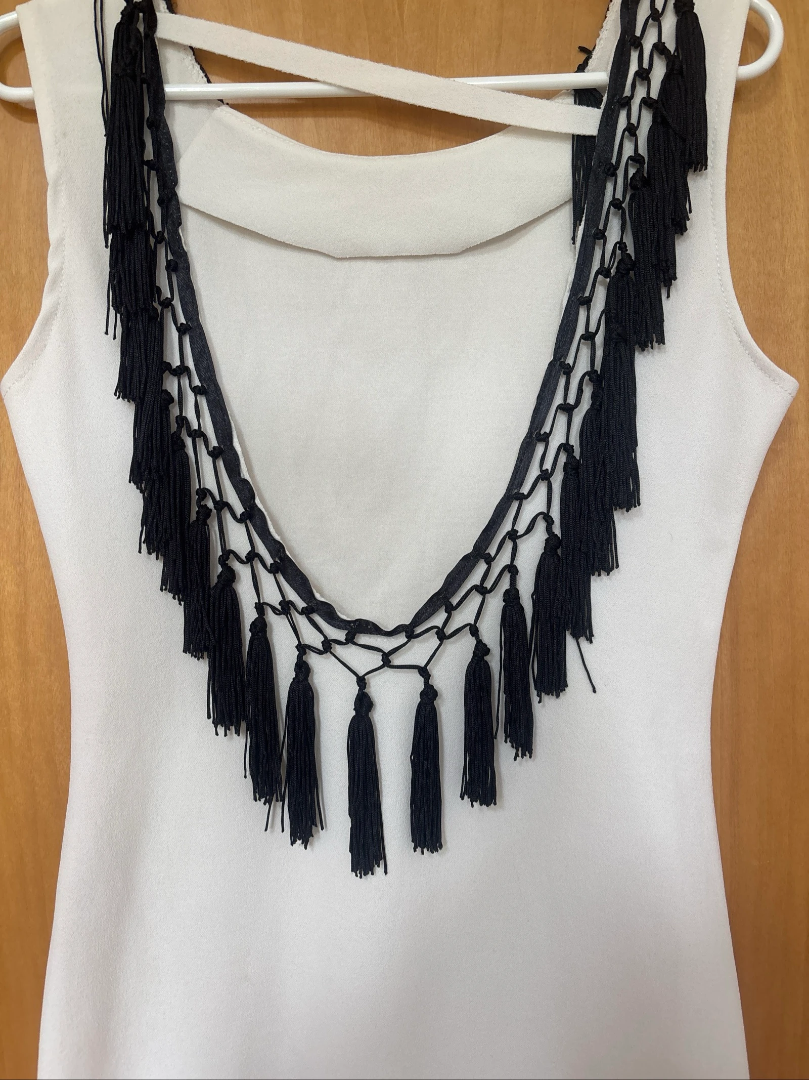 Witte jurk met franjedetail – photo 3
